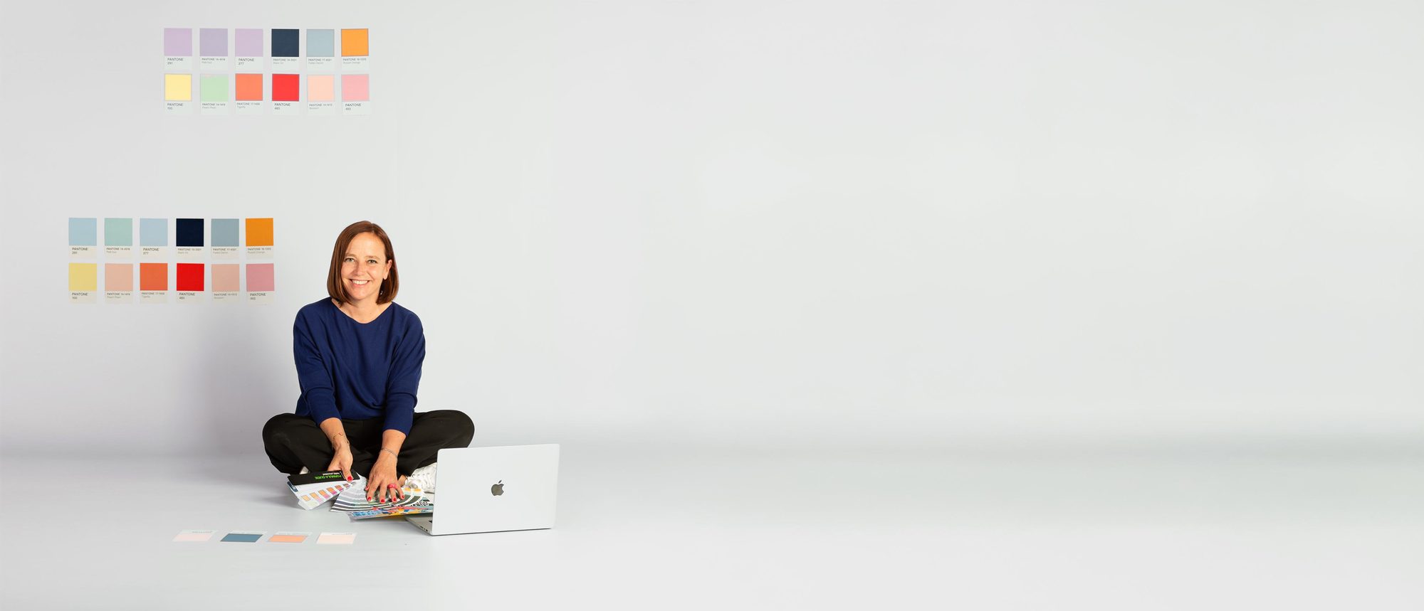 Claudia Schori mit Farbmustern und Laptop